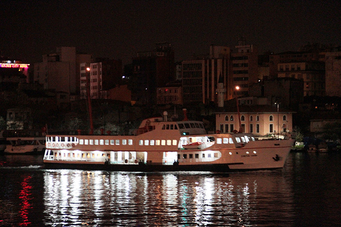 Haliç Metro Köprüsü gemi geçişi için ilk defa ikiye ayrıldı