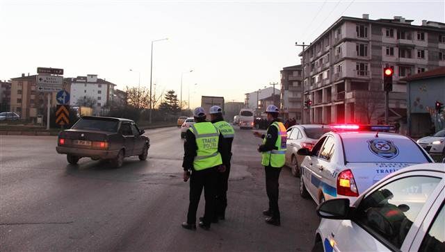 Polise aldırmayıp kırmızı ışıkta geçtiler