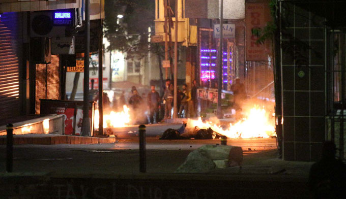Okmeydanı'nda polise bomba attılar!