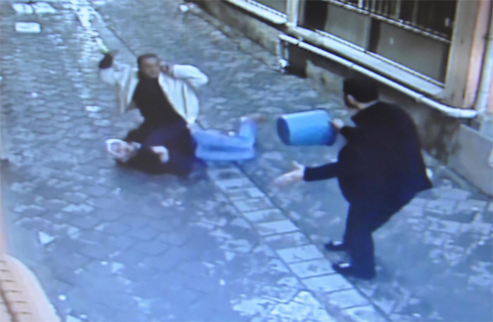 Sokak ortasında vahşet! Eşini defalarca bıçakladı