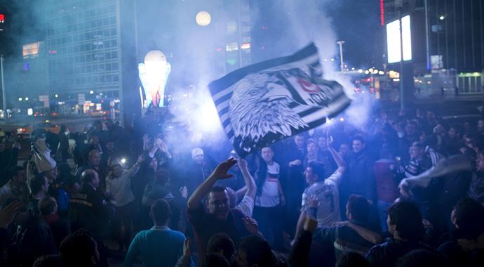 Beşiktaşlı taraftarlardan tarihi karşılama!