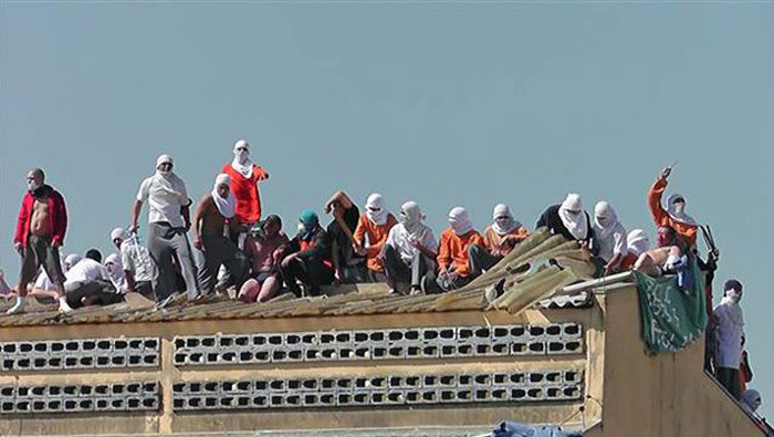 Brezilya'da hapishane isyanı! Kafa kestiler, çatıdan attılar