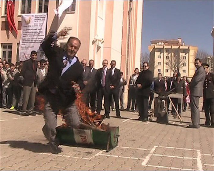 Başkan vekili nevruz ateşinden atlarken böyle düştü, işte o an