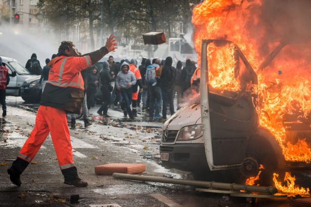 Brüksel'de halk sokağa döküldü, sokaklar savaş alanı