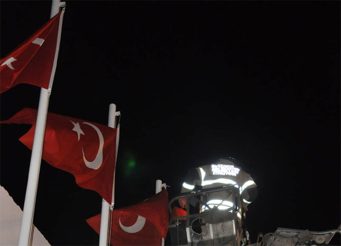 PKK yandaşları Türk Bayrağını indirmeye çalışınca...