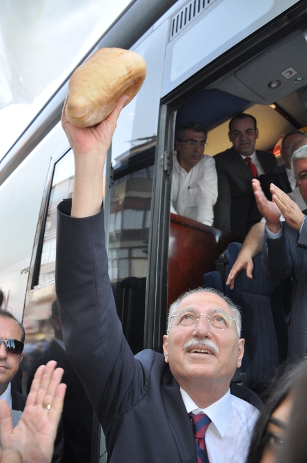 Ekmeleddin'e 2 ekmek