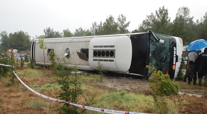 Burdur'da yolcu otobüsü devrildi: 1 ölü, 14 yaralı