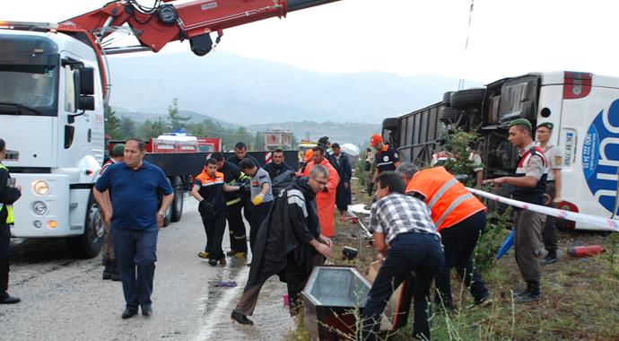 Burdur'da yolcu otobüsü devrildi: 1 ölü, 14 yaralı