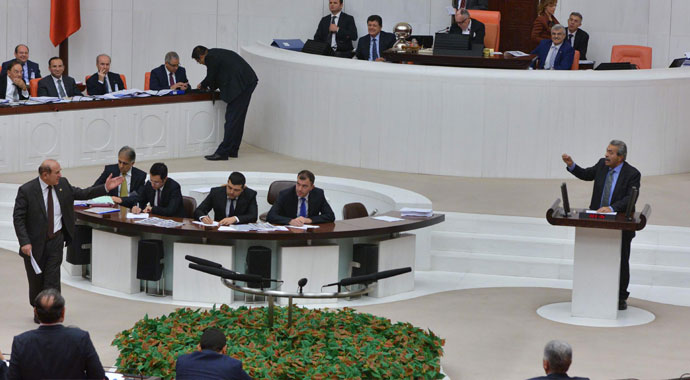 Kamer Genç'ten Burhan Kuzu'ya şok hakaretler