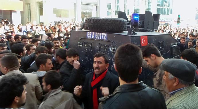 Boşanma davası açan eşini vurdu, halk linç etmek istedi