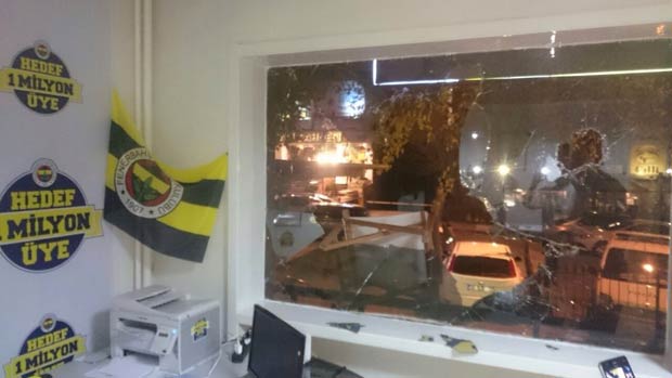 Fenerbahçe'ye döner bıçakları ile saldırı!