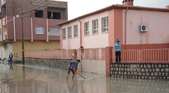 Nusaybinde evleri su bastı, okullar hasar gördü