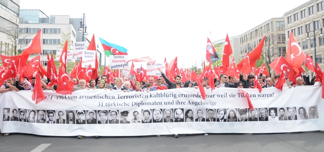 Ermeni iddialarına karşı Berlin'de dev yürüyüş