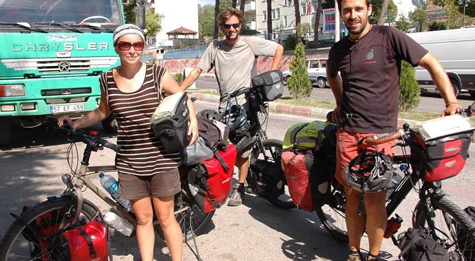 Pedal çevirerek dünyayı dolaşıyorlar