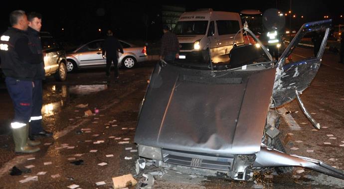 Kırıkkale'de korkunç kaza! Otomobil ikiye bölündü, 8 yaralı