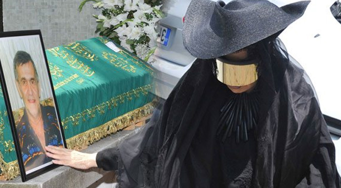 Bülent Ersoy cenazeye neden o kıyafetle gitmiş?