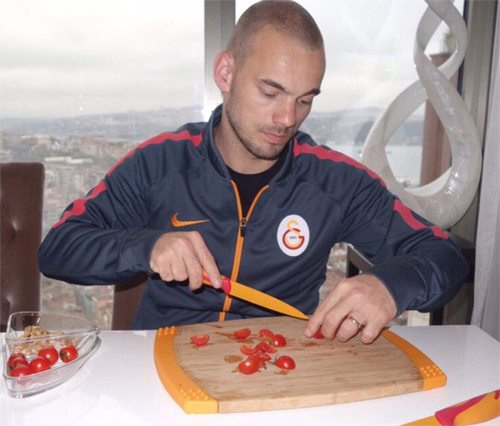 Sneijder'den 'bıçak' özrü!