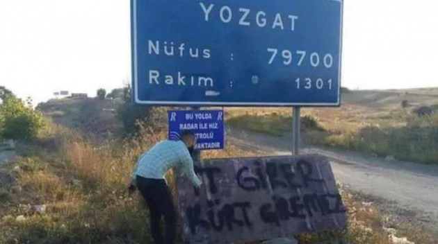 Ahmet Hakan o pankartı görünce çılgına döndü!