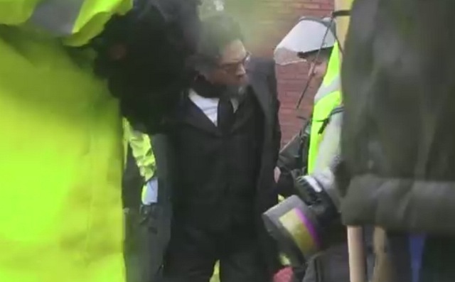 Siyahi öfke, 'Ferguson': Ünlü yazar böyle gözaltına alındı!