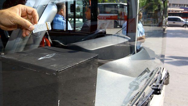 İzmir'de kağıt bilet uygulaması uzun kuyruklara sebep oldu