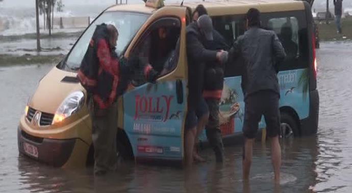 İstanbul fırtınaya teslim! İşte inanılmaz görüntüler