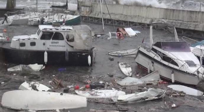 İstanbul fırtınaya teslim! İşte inanılmaz görüntüler