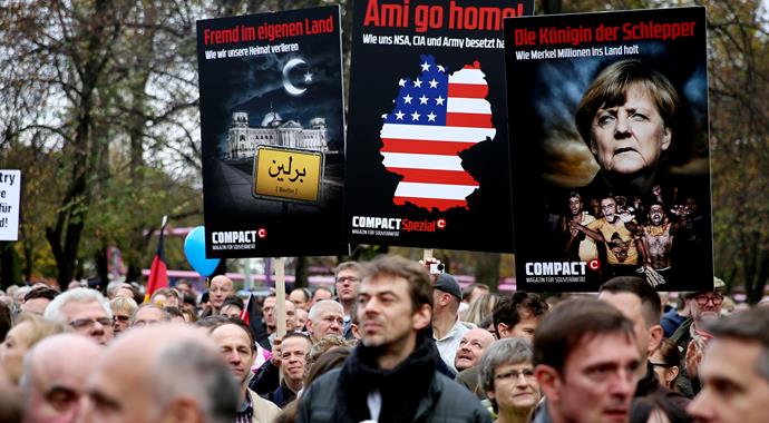 Göçmen karşıtı binlerce Alman, Berlin'i savaş alanına çevirdi