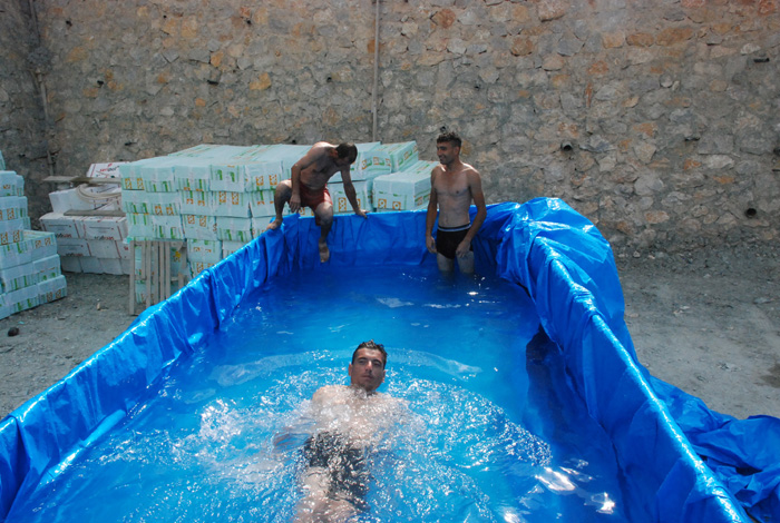 Kamyonetin kasasını havuz yaptılar