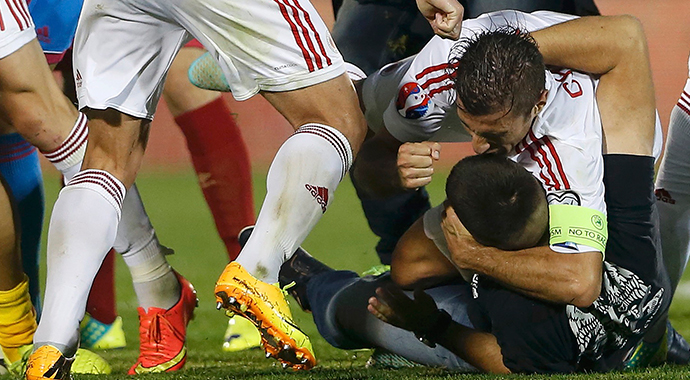 Eski Galatasaraylı Cana çılgına döndü! Taraftarı yumrukladı