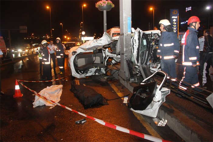 Bahçelievler'de feci kaza, otomobil ikiye ayrıldı: 2 ölü