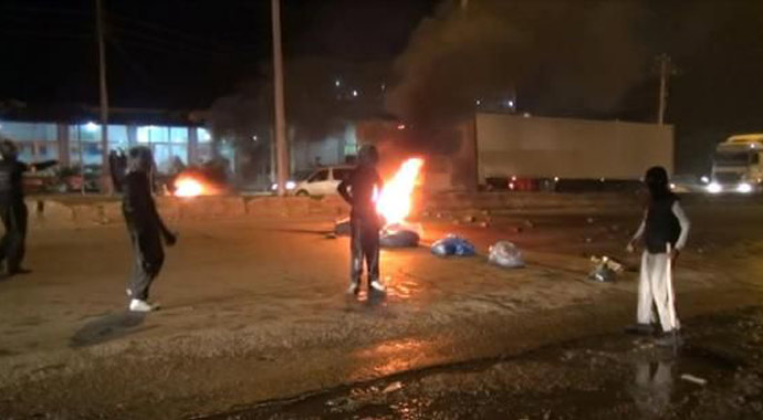 PKK yandaşları yol kapatıp, polisle çatıştı