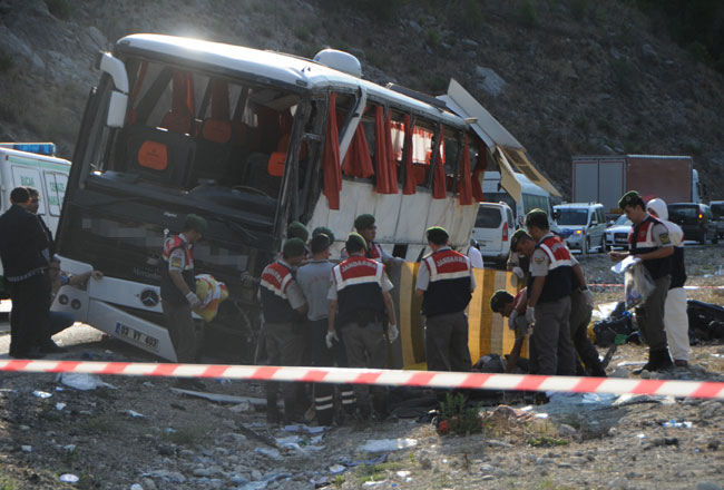 Antalya'da yolcu otobüsü kazası: 13 ölü, 33 yaralı