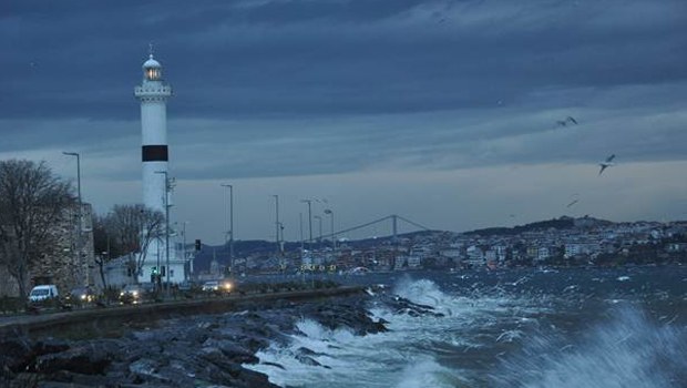 Fırtına İstanbul'u felç etti, köprü çöktü, çatı uçtu, tekne battı!