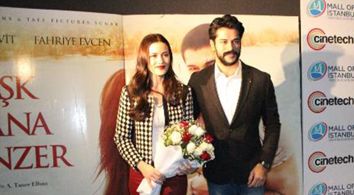 Fahriye Evcen ve Burak Özçivit hayranlarıyla buluştu