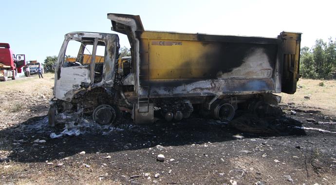 PKK iş makinelerini kundakladı