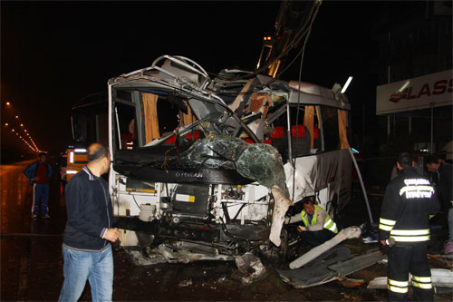 Cenaze dönüşü feci kaza: 4 ölü 16 yaralı