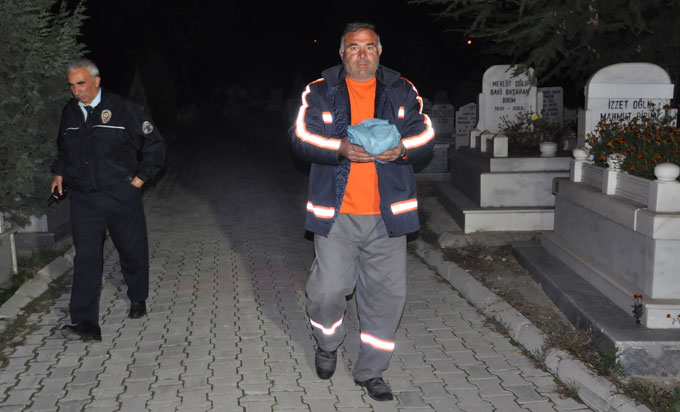 Anne karnında ölen bebeği bakın nereye bıraktılar!