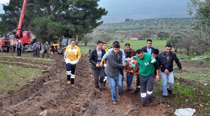 Kestiği ağacın gövdesine sıkıştı!
