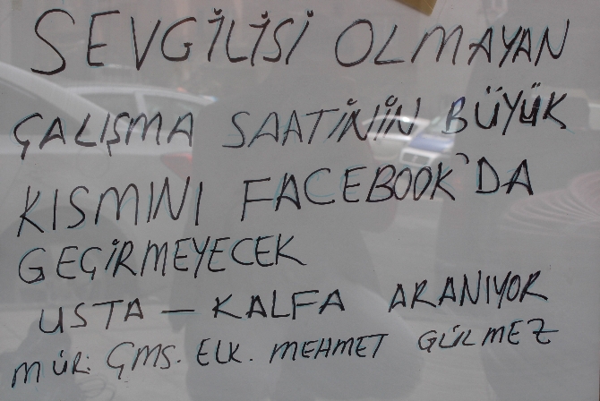 Elektrik dükkanının kapısındaki bu ilanı görenler hayrete düşüyor