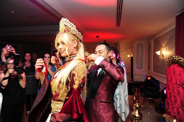 Serdar Ortaç'a büyük şok! Chloe Loughnan hastanelik oldu