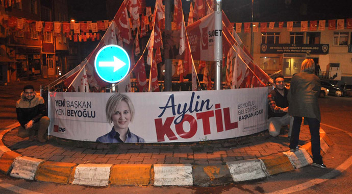 CHP'liler bu afiş için nöbette