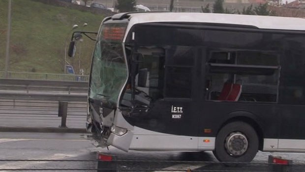 Metrobüsler çarpıştı, yaralılar var