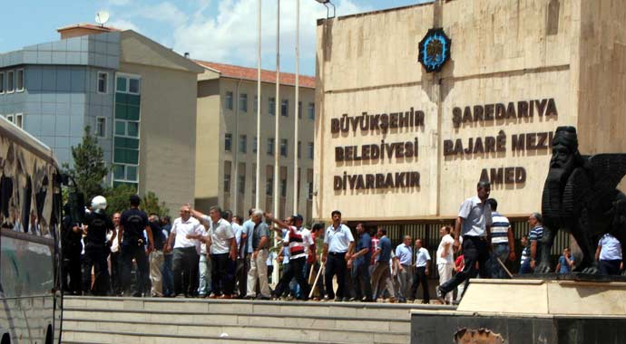 Şoförler belediyeyi bastı, Diyarbakır savaş alanına döndü!