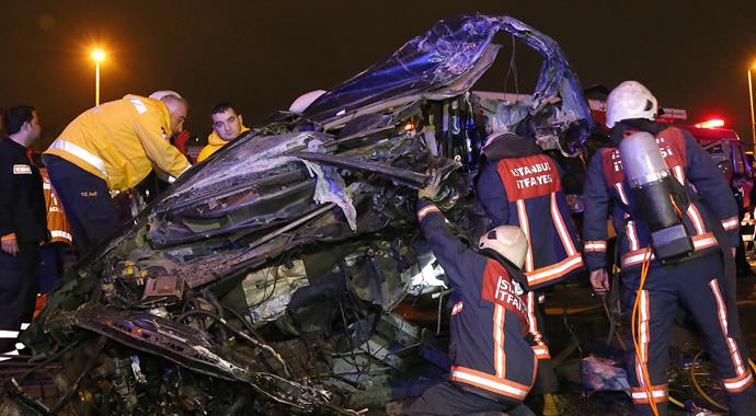 Merter'de minibüs metrobüse çarptı, ölü ve yaralı var