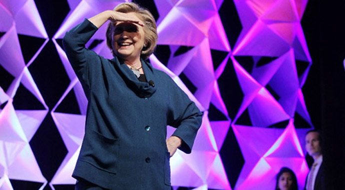 Hillary Clinton'a ayakkabı fırlatıldı
