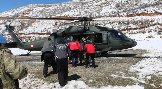 Kardan mahsur kalan 9 çobana helikopterle ulaşıldı