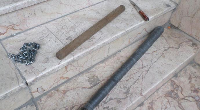 Kavga için toplanan çocukların üstünden çıkanlar şaşırttı