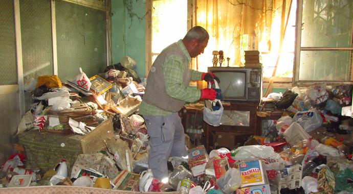 Evinde 5 kamyon çöp, banka hesabında 121 bin lira