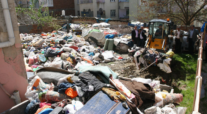 Bu evden 22 kamyon, 30 traktör dolusu çöp çıktı