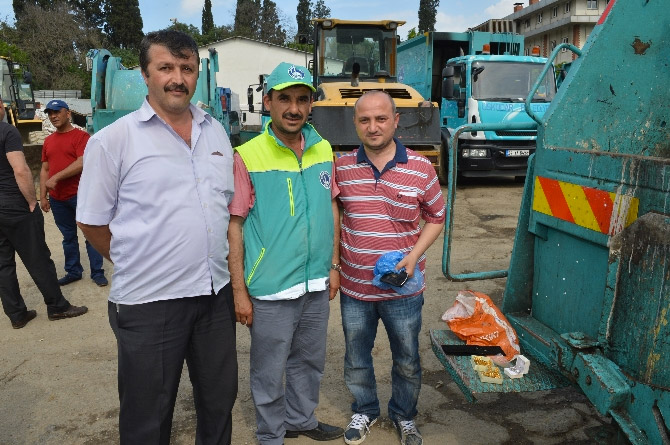 Üsküdar'da 25 bin liralık altını yanlışlıkla çöpe attı
